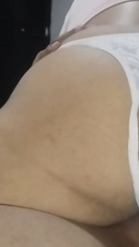 Zůstám sám s velkým zadkem své nevlastní é služky, zatímco ona mluví se svým přítelem, vysaju jí zadek a nakonec ji dobře ošukám.