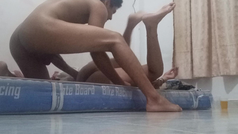 AngyAmazon: 18 let dej postel do podlahy, aby se jeho matka...