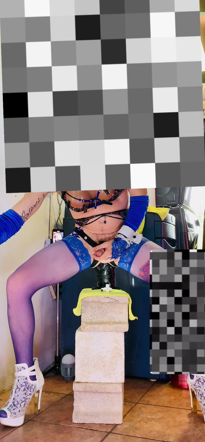 Benito414: Pantat bahenol waria sange dengan toket silikon besar ini dientot...