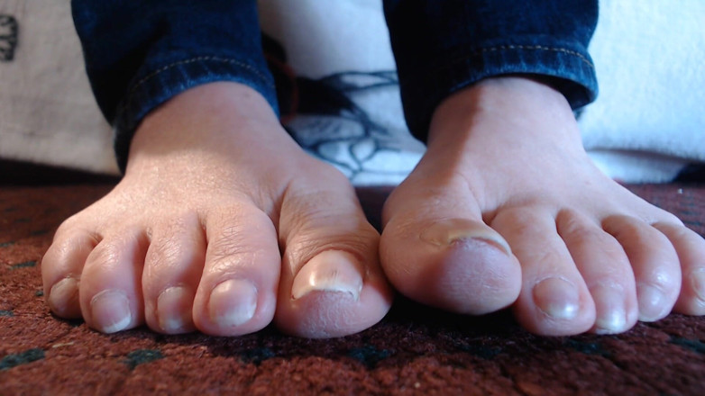 Abby Anna: Long toenails