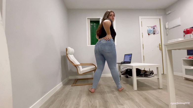 Your fantasy studio: 穿着牛仔裤和紧身裤放屁