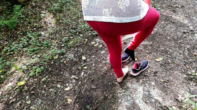 Bouncy Tits Action: Обнаженный поход по лесу и получение шлепанья