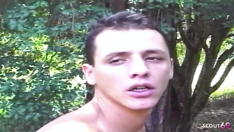 Shemale TS Collection: Un mec se fait sodomiser pour la première fois par...