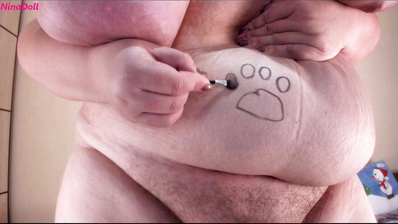 Nina Doll: 젖탱이와 배에 발 풋 프린트