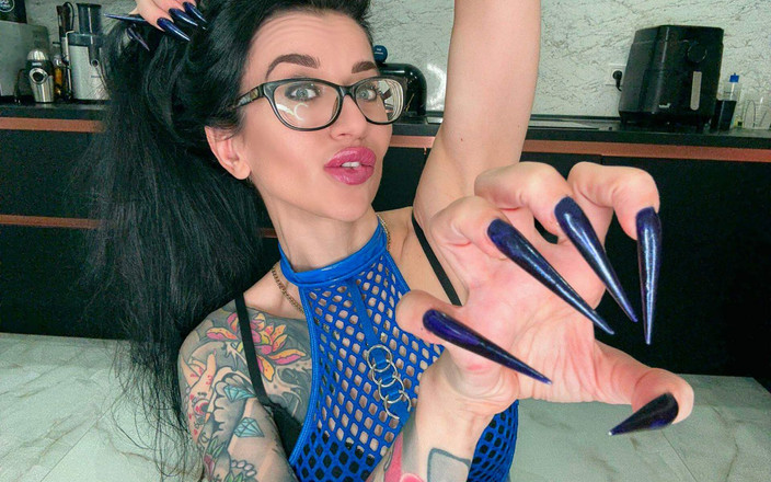 Julia domaina: 흑누나의 긴 손톱, 날카로운 스틸레토, 긴 손가락, 침과 파란색 Pvc의 핫한 핸잡