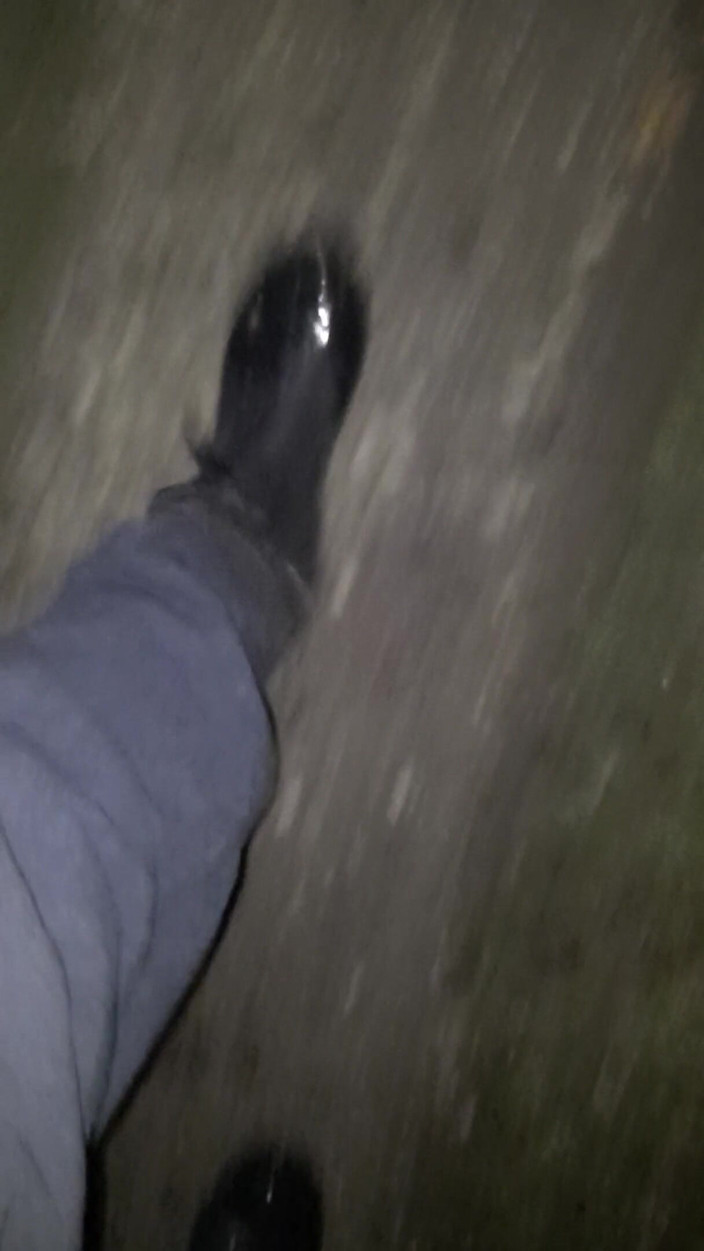 SinDee: Rubberboots walking