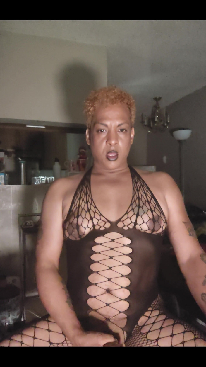 KNKY Bee: もちろん、私のガール・ディックは使っていますし、使っています。