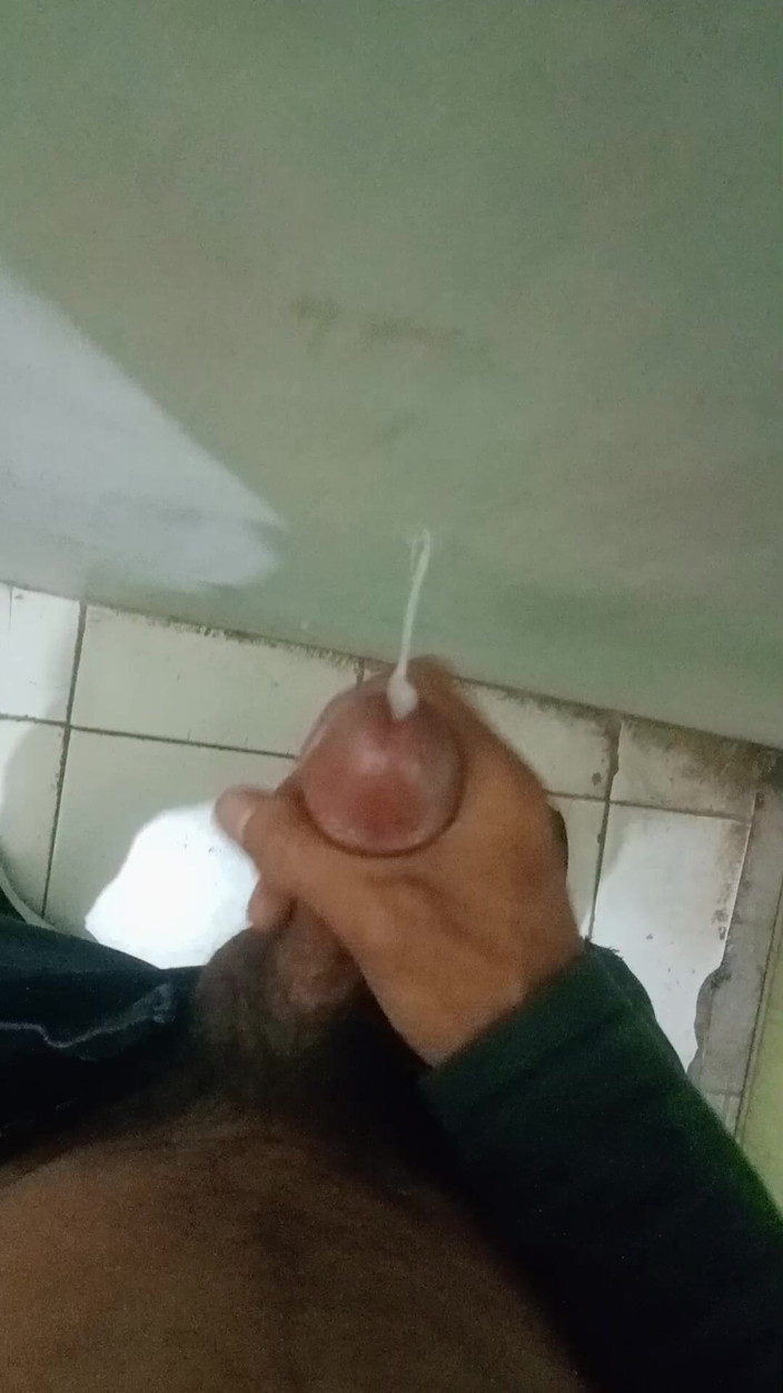 KingLeo: 站着摇晃你的鸡巴直到你在办公室仓库喷出精液是非常美味的hhh