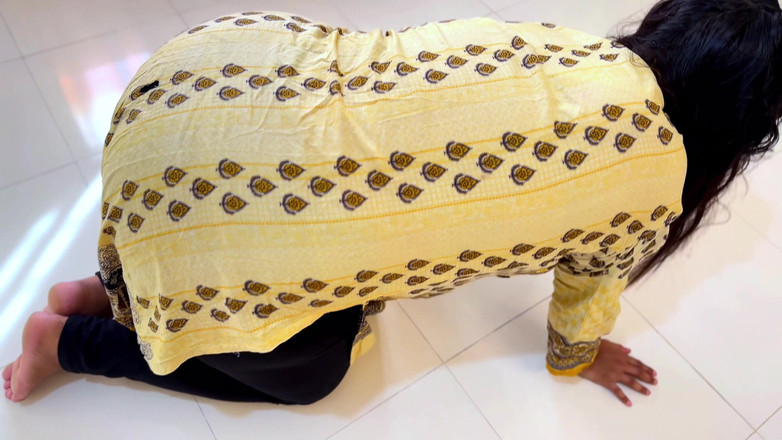 Aria Mia: Горячая мама застряла под кроватью пасыка, когда она чистит его комнату!