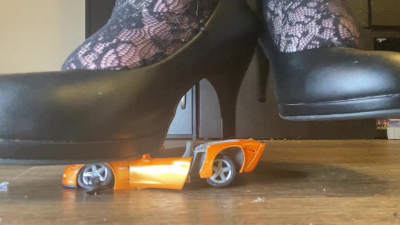 BellaBlast: Vise zdrobite: cur giantess Bella Blast versus masina portocalii sport