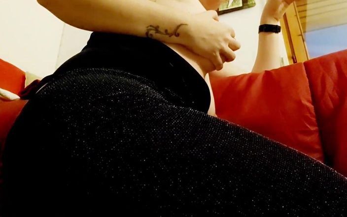 Nicoletta Embassi: Nicoletta domina il suo schiavo con molte scoregge tutte in...