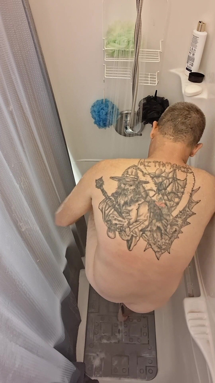 DubeSnackes: Dubesnackes, mostrando ora e insapona e strofina il suo corpo...