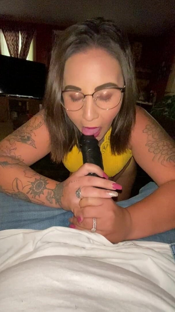 MzKiTTy91: 大屁股白人熟女人妻吮吸10英寸大黑屌