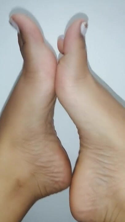 MonikaBlackCat: Tôn sùng đôi chân trong vớ