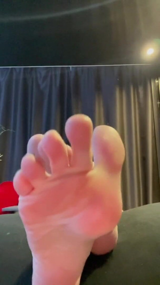 BadAssBitch: आप मेरी पैरों वाली कुतिया बनने जा रहे हैं और अपनी जीभ से मेरे तलवों को साफ कर रहे हैं!