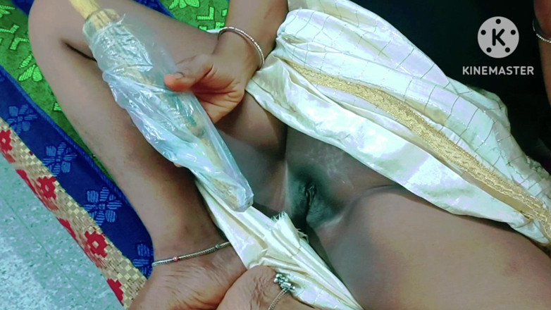 Sweethoneybgl: 나무 롤러 스틱으로 자위하는 타밀 십대 발정난 소녀 솔로 - 큰 소리로 신음하는 타밀 더러운 이야기
