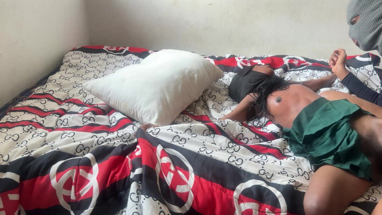 Petite Erotic Africa: Muzułmańska murzynka nastolatka po szkole