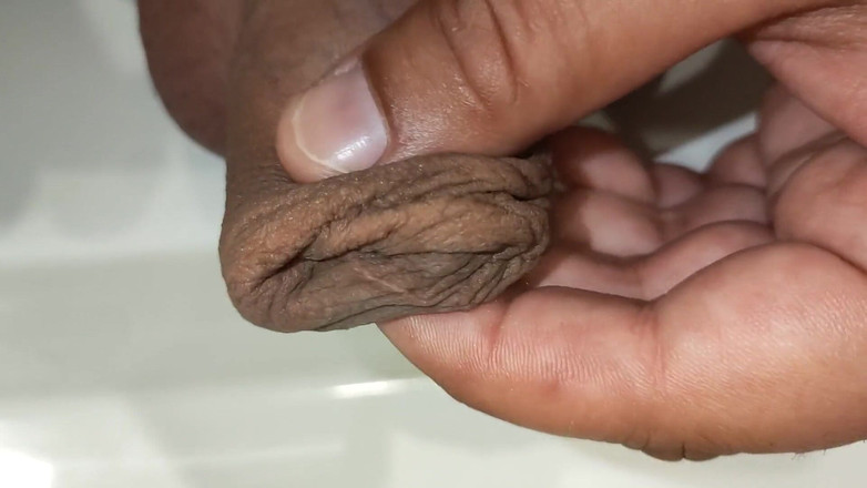 Idmir Sugary: 包皮プレイ - カットされていないチンポに包皮を伸ばす、ひねる、絞る、手マンする