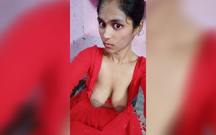 Couplemastiii: Indian Desi Bhabhi succhia desi Saree nella sua città natale...