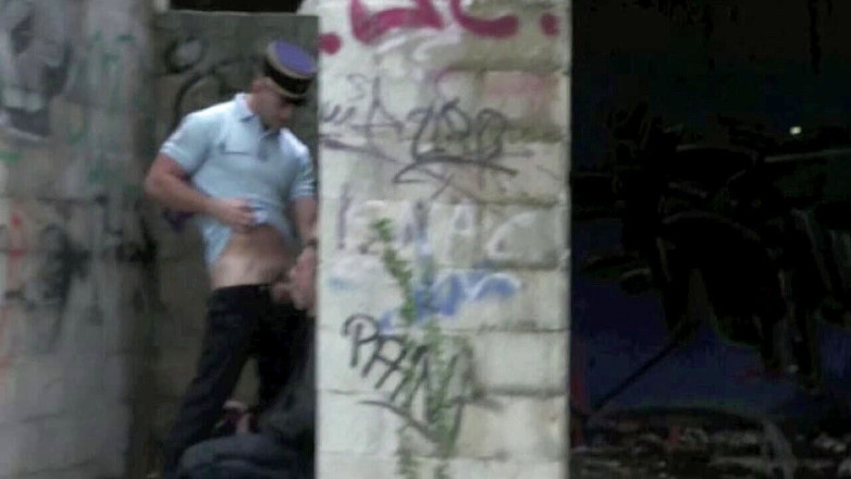 Straight fucking boy in uniform: Ein twink fickt einen polizisten i nexhib beim cruisen