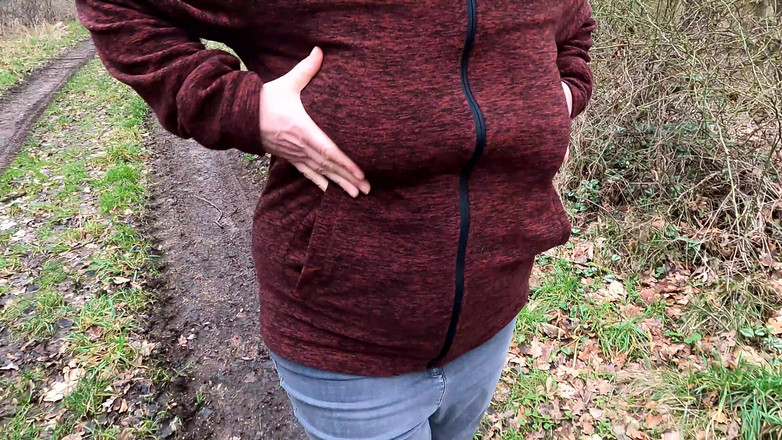 Bouncy Tits Action: 裸体徒步旅行并拍打她的奶子