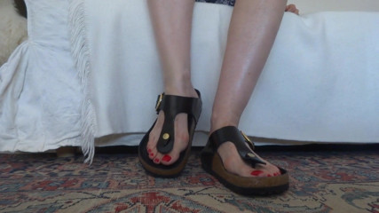 Lady Victoria Valente: Flat slippers toe wiggle show
