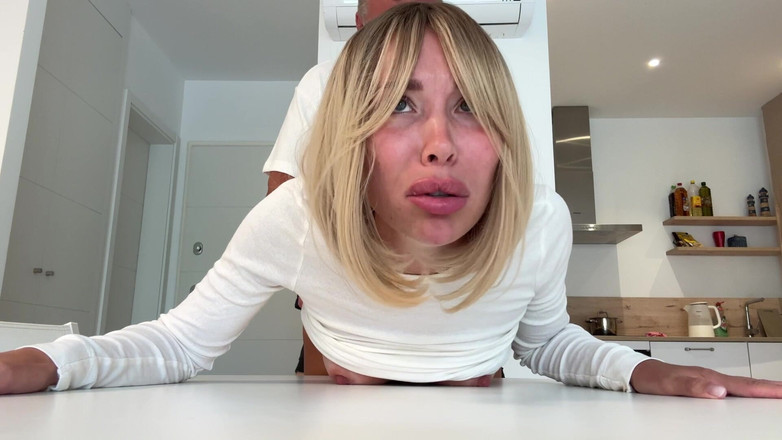 Wiss Chris: Adik tiri ngentot kontol besar temanku sendiri