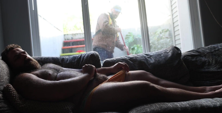 Huzzbearz: カストディアンが掃除をしている間、撫でる