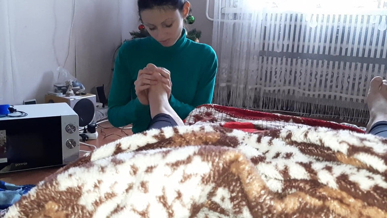 Lesbian-illusion: マッサージ師がマッサージをしている間、私は自分のマンコをオナニーします