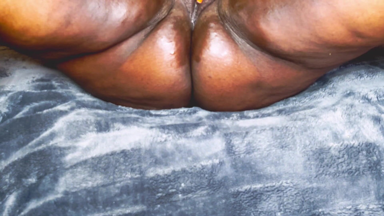 WetGodmother: कामुक लेस्बियन ग्राहक कराहते समय चूत में ऊँगली कर रही है