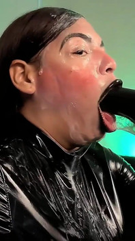 Demon gekleed in latex, latex handschoenen, latex pak en zwarte lippen, zuig je lul en spuug speeksel en sperma op mij