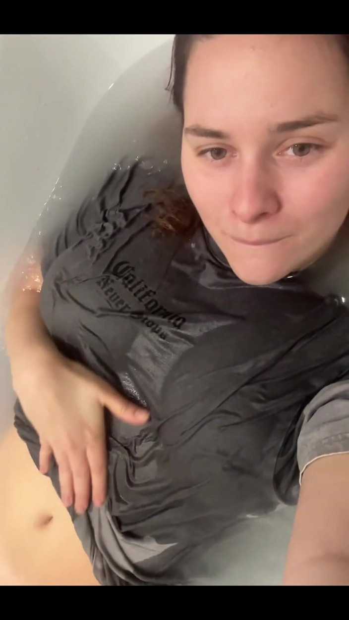 Fox Flame: Pernah kah kamu masuk ke bak mandi dengan pakaian lengkap?