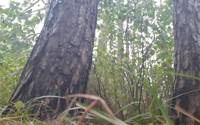 Lesbian-illusion: Ci siamo nascosti sotto un albero della pioggia e abbiamo...
