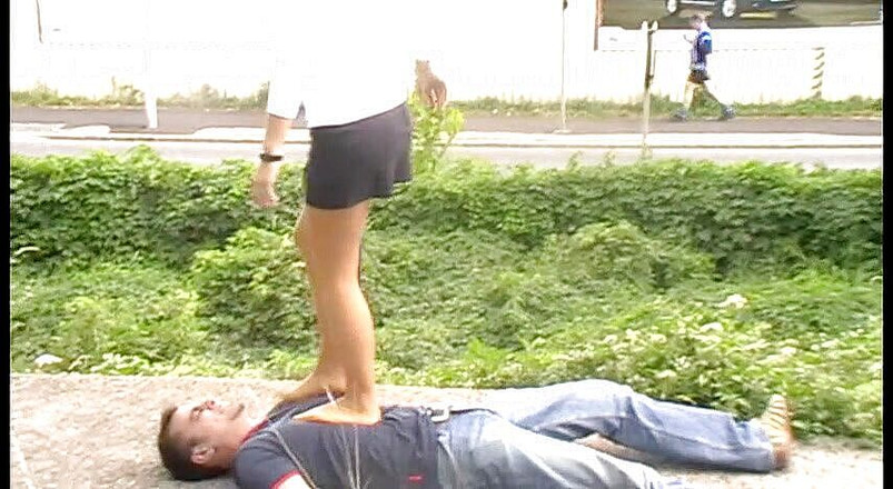 Femdom Austria: Pisoteando al aire libre