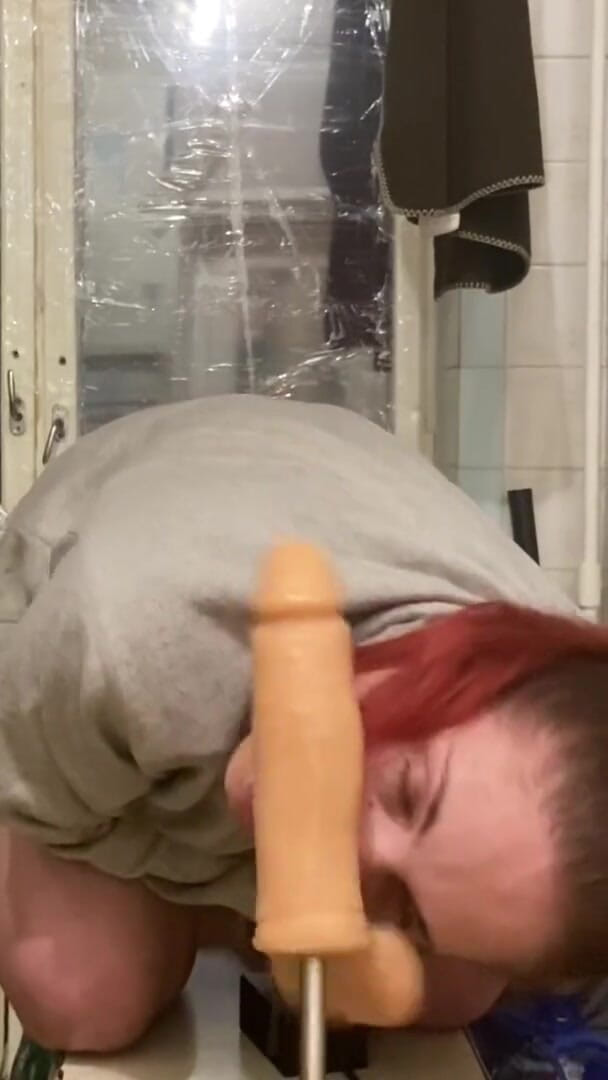 Elena917: deepthroat and spit on face with fuck machine