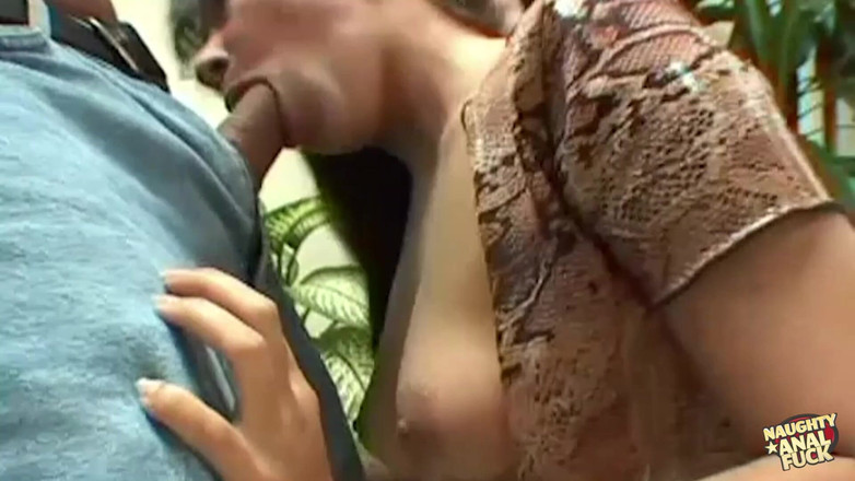 Naughty anal fuck: Eine nette kleine latina liebt es, wenn sie einen riesigen...