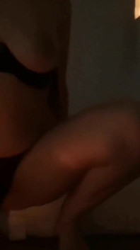 Bellezza con grandi tette naturali si tocca e non riesce a smettere di cavalcare il suo dildo