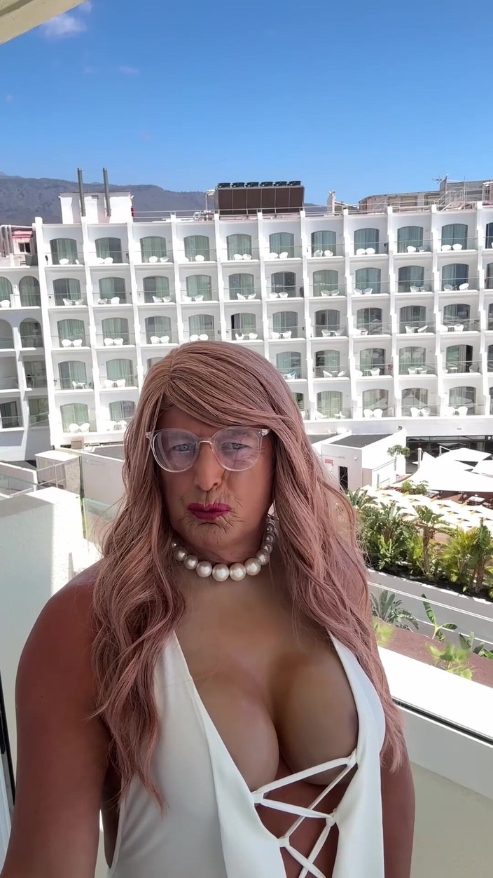 Kellycd2022: Seksi beyaz elbise ve topuklu seksi travesti kellycd2022