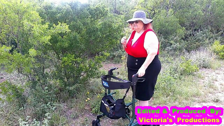 BBW nurse Vicki adventures with friends: 性感护士vicki在公园里散步，露出并戏弄你