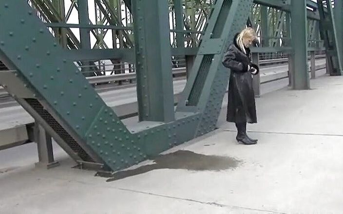 Femdom Austria: पुल पर मूतना