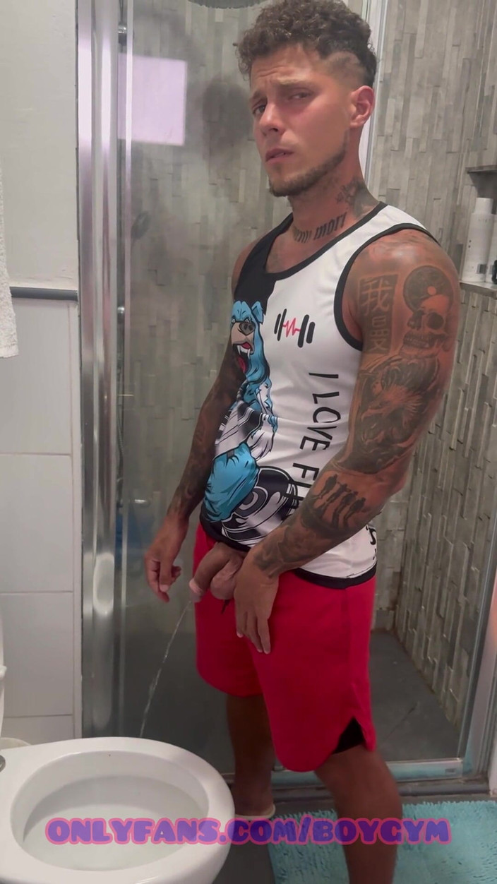 BoyGym: Đi tiểu với con cu mềm mại của tôi