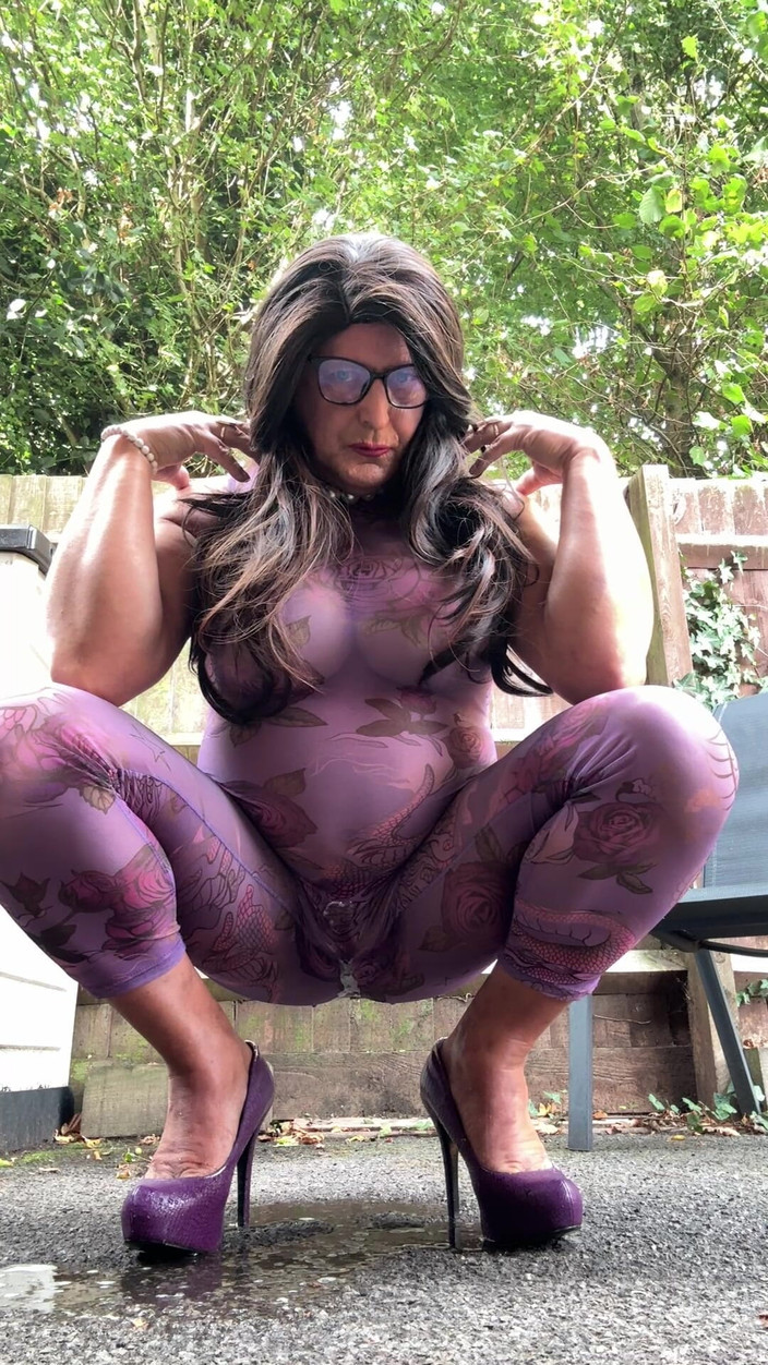 Kellycd2022: Kellycd2022, travesti sexy en combinaison violette et talons dehors