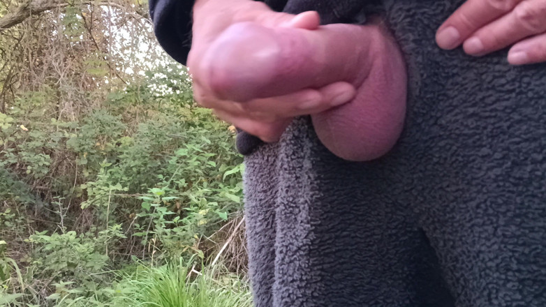 Rockardglans: Ejaculare feminină cu ejaculare, masturbare în pădure purtând Onesie