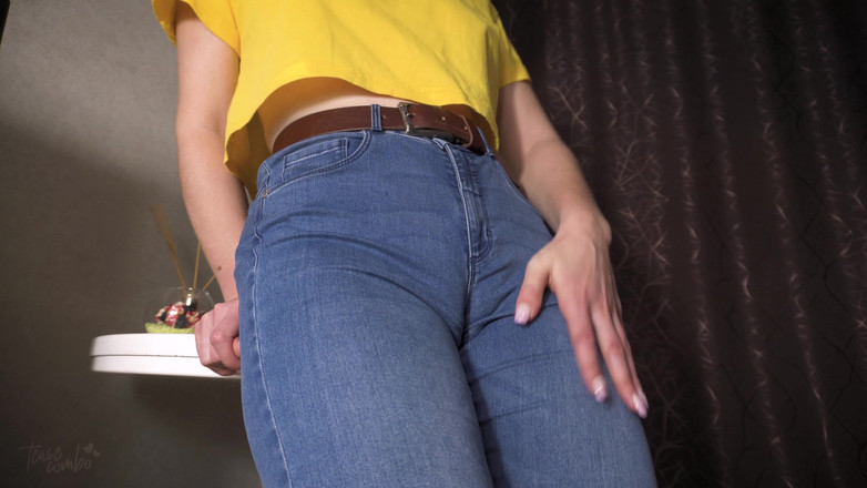 Teasecombo 4K: La milf sexy stuzzica il suo grande zoccolo di cammello...