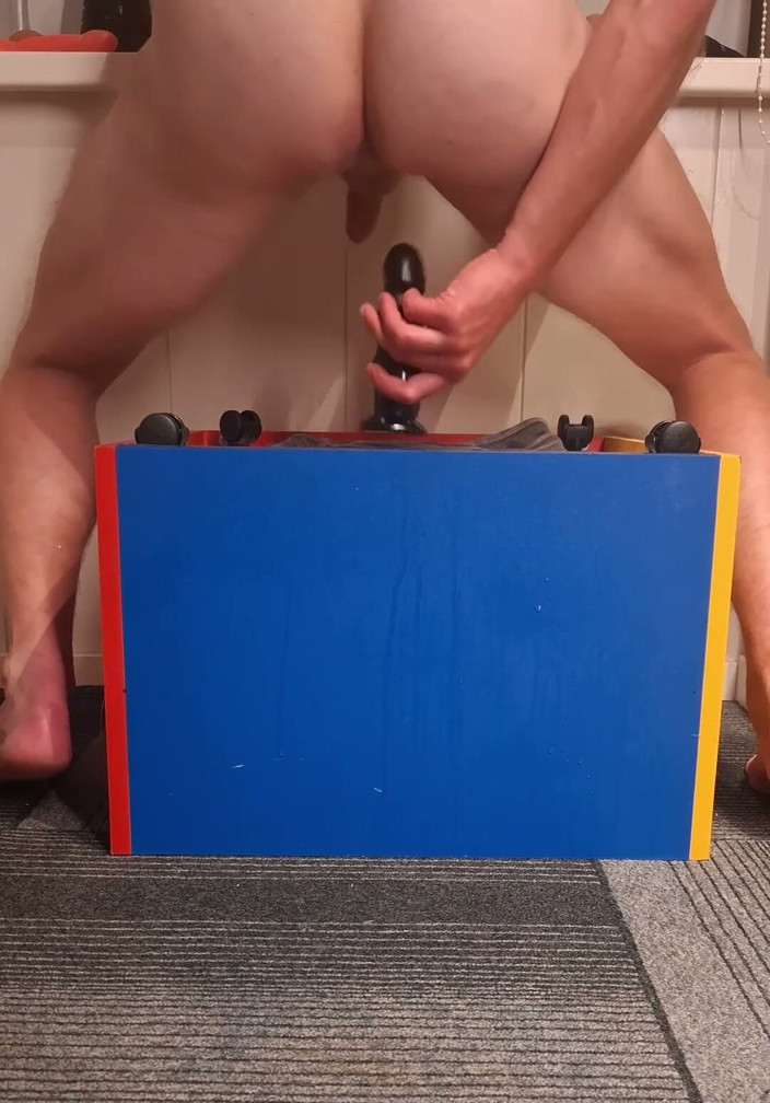 NoFace Twink X: Ateşli solo anal oyun twink dildo alıyor