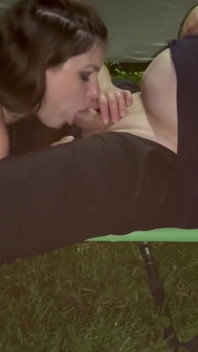 Luca odpoczywa w ogrodzie, ale Lexi nie może utrzymać rąk i ust swojego penisa