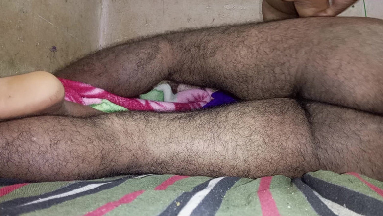 Mridulmadhu: 一个漂亮的新婚妻子被她的丈夫羞辱和性交。完整印地语音频