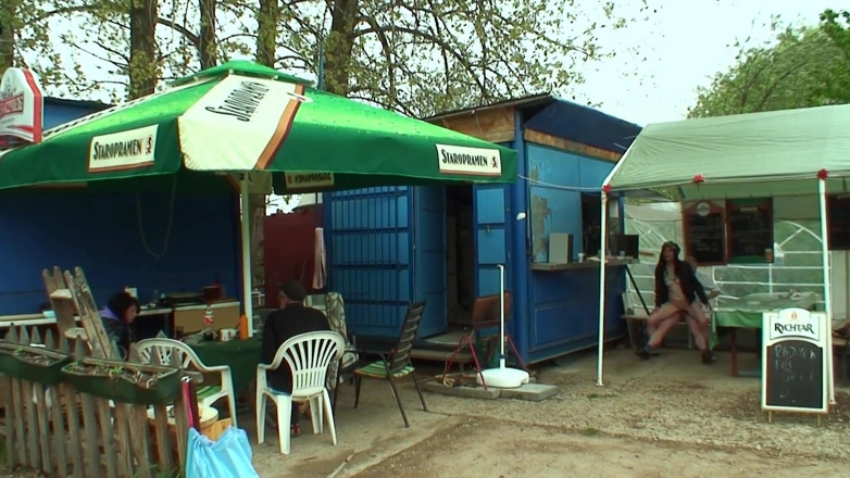 Emma Gold: Outdoor sex in the snackroom with hot teen