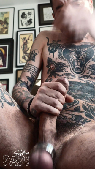 Stallion papi: Jacking off