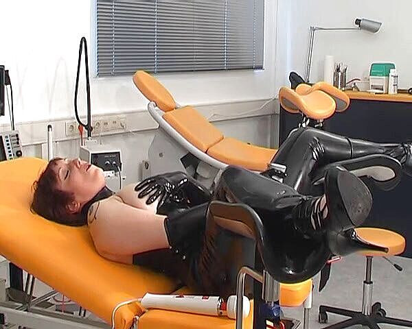 Rubber & Clinic Studio - 1ATOYS: Masturbare în cauciuc pe clitoris